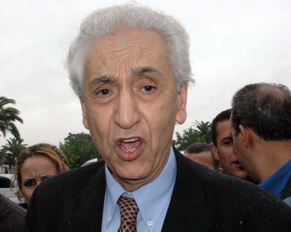 Hocine Aït Ahmed est un homme politique algérien né le 20 août 1926 à Ain El Hammam en Kabylie. Docteur en droit, il est l'un des principaux chefs du Front de libération nationale (FLN). Aït Ahmed démissionne du Gouvernement provisoire de la République al